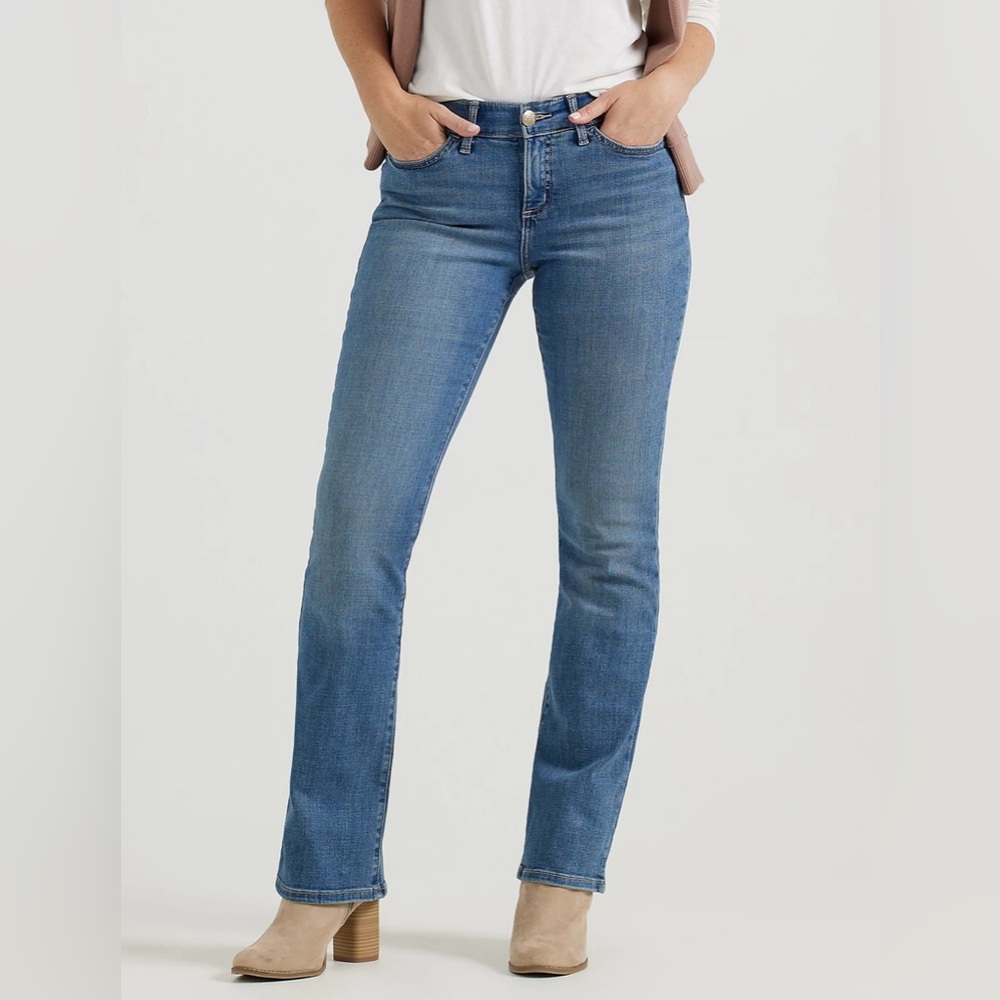Women's Boot Cut Jeans in Medium Blue NWOT size 8 Lee